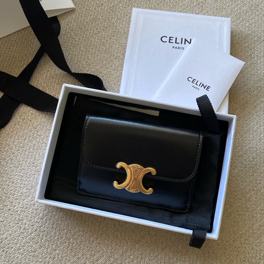 CELINE CARD HOLDER WITH FLAP TRIOMPHE IN SHINY CALFSKIN BLACK